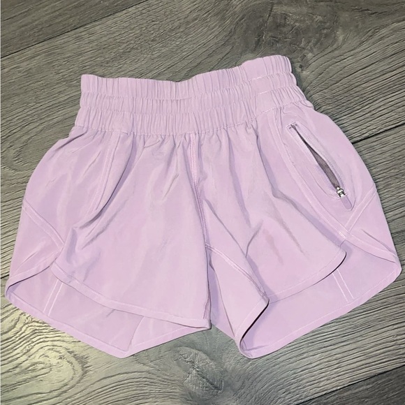 Lululemon Tracker Short SIZE 2 with a 4" inseam
Violetta - Picture 11 of 12